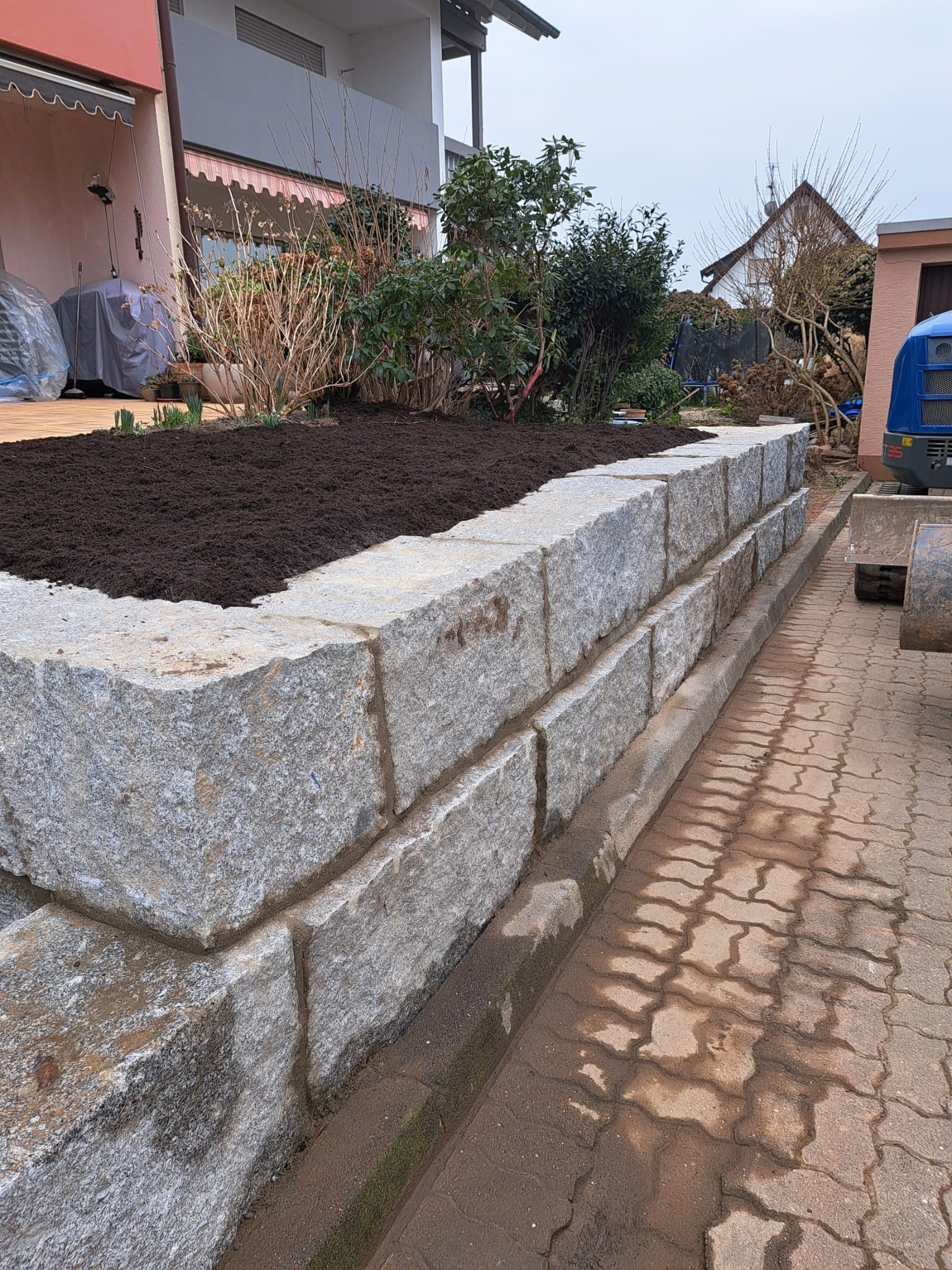 Granitquader in Beton gesetzt und ausgefugt.